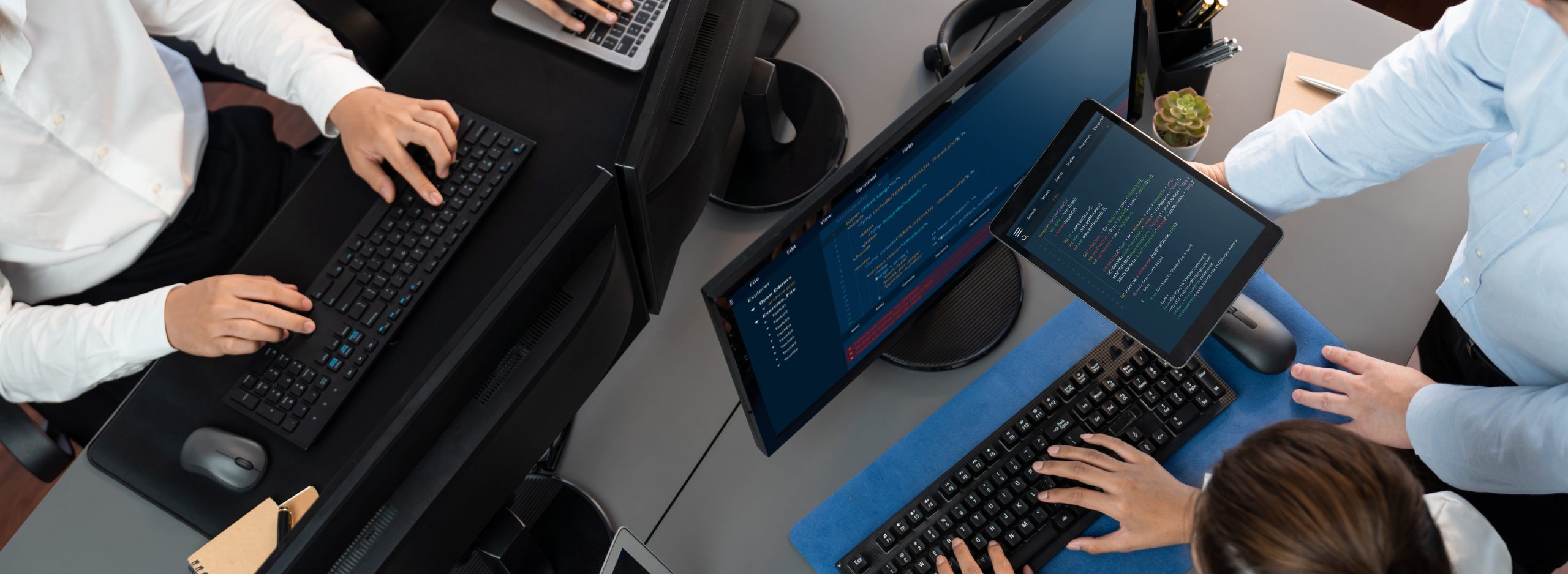 Team von Softwareentwicklern entwickelt digitale Lösungen für Unternehmen an modernen Arbeitsplätzen